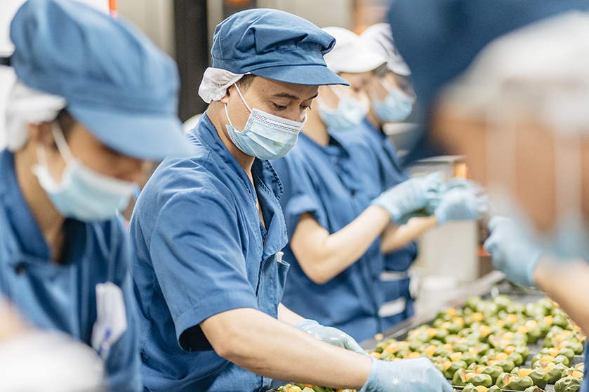 Kh&ocirc;ng kh&iacute; tại xưởng b&aacute;nh Trung thu VinMart Cook khẩn trương nhưng mọi c&ocirc;ng đoạn vẫn được thực hiện rất cẩn thận.