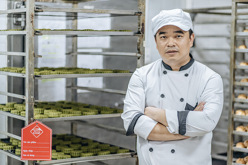 Nghệ nh&acirc;n Nguyễn Văn Trung cho biết, bếp VinMart Cook đ&atilde; thử nghiệm tới 60 vị kh&aacute;c nhau trước khi quyết định lựa chọn 4 vị b&aacute;nh cao cấp ph&ugrave; hợp để tung ra thị trường.