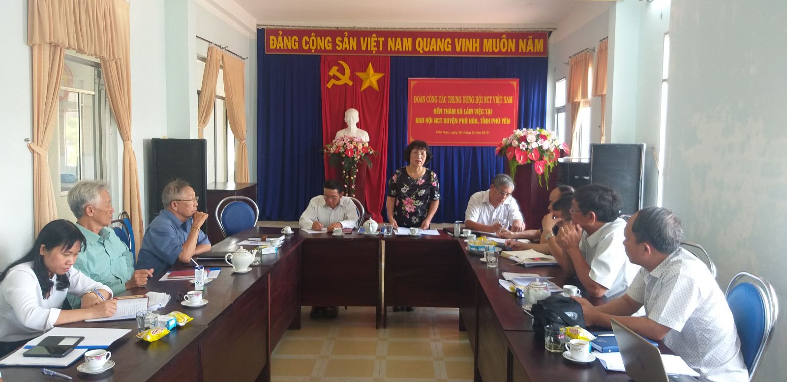 B&agrave; Ho&agrave;ng Thị Việt Phương, UVBTV trưởng Ban tổ chức kiểm tra TW hội NCT, ph&aacute;t biểu tại buổi l&agrave;m việc
