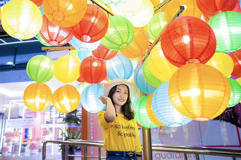 Với &aacute;nh đ&egrave;n lồng rực rỡ, mỗi TTTM Vincom đều được h&oacute;a th&acirc;n th&agrave;nh v&ugrave;ng đất tuyệt đẹp cho kh&aacute;ch h&agrave;ng kh&aacute;m ph&aacute; v&agrave; trải nghiệm
