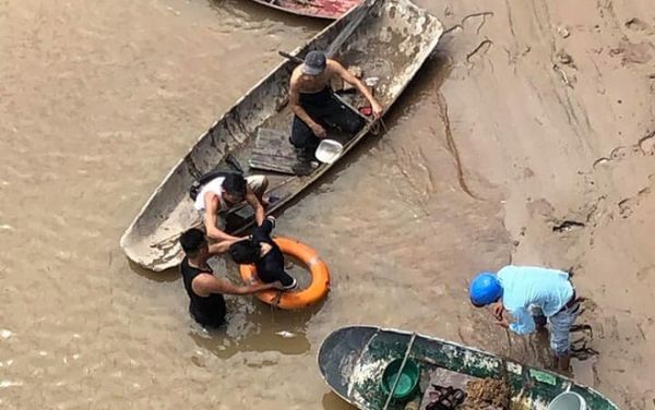 Chị B. được đưa vào bờ.