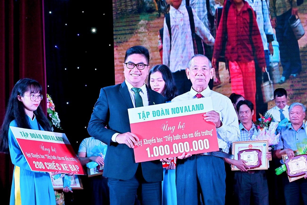 2.Tập đo&agrave;n Novaland t&agrave;i trợ 1 tỉ đồng đến chương tr&igrave;nh &ldquo;Tiếp bước cho Em đến trường&rdquo; do tỉnh B&igrave;nh Thuận ph&aacute;t động