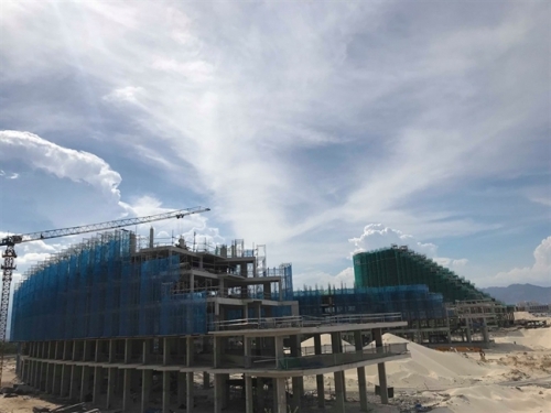Dự án The Arena Cam Ranh bị đình chỉ vẫn thi công: Chủ đầu tư bao biện?