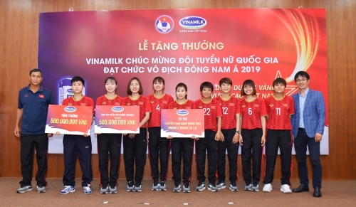 Vinamilk trao thưởng cho đội tuyển bóng đá nữ Quốc gia vô địch Đông Nam Á 2019