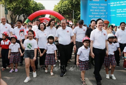 Phó Thủ tướng Trương Hòa Bình phát động cuộc vận động 'Đội mũ bảo hiểm cho trẻ em'