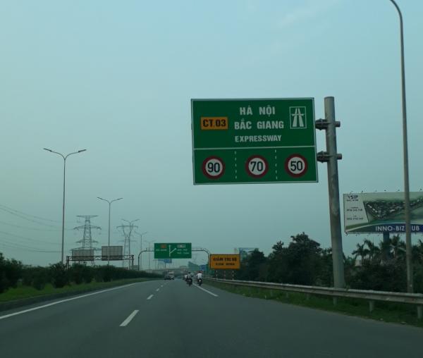 Xe máy và &ocirc; t&ocirc; đi chung tuyến đường H&agrave; Nội-Bắc Giang. (Ảnh: Quang Hùng)
