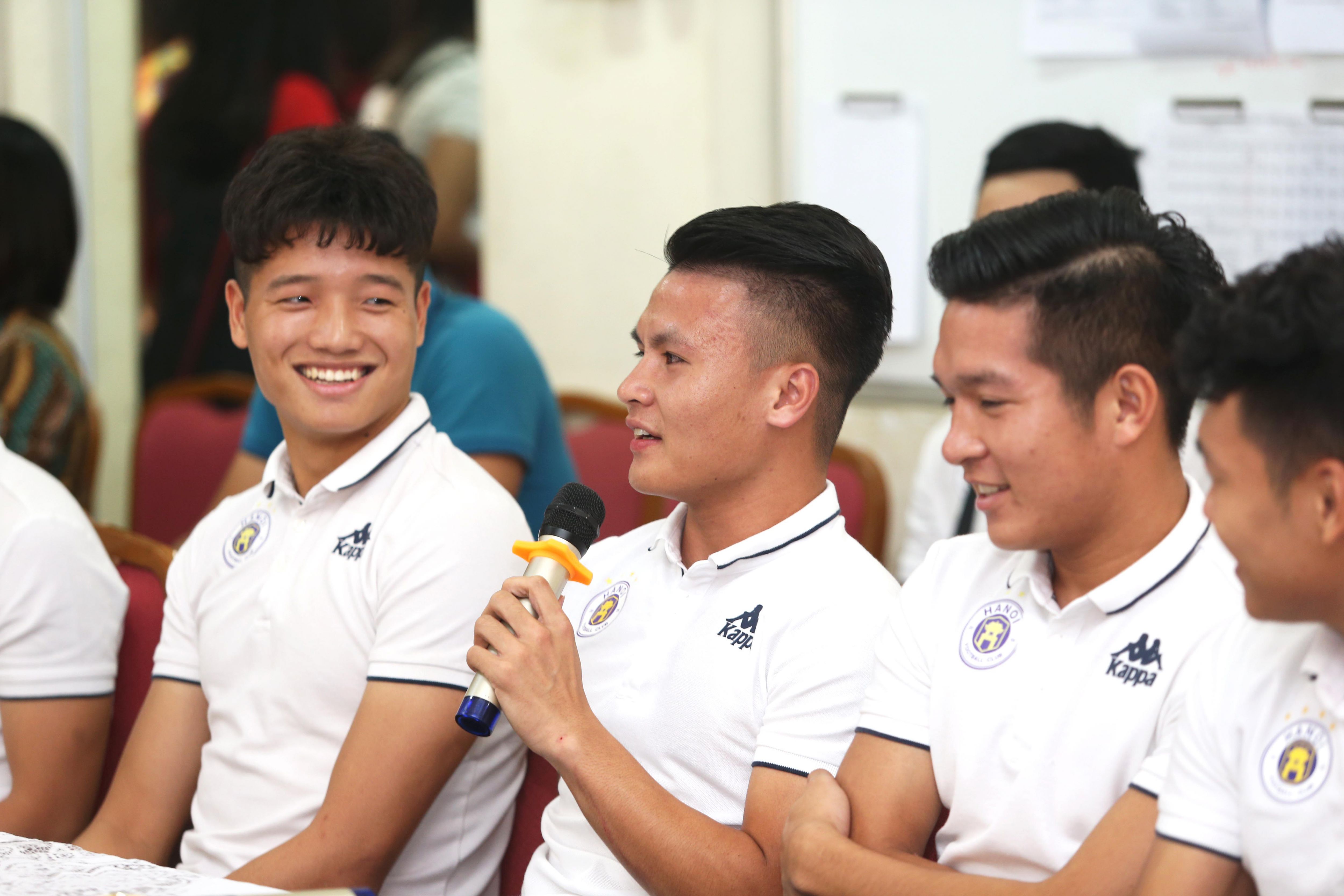 Trước khi bắt đầu chương tr&igrave;nh, c&aacute;c cầu thủ đ&atilde; c&oacute; khoảng thời gian giao lưu ngắn, vui vẻ...