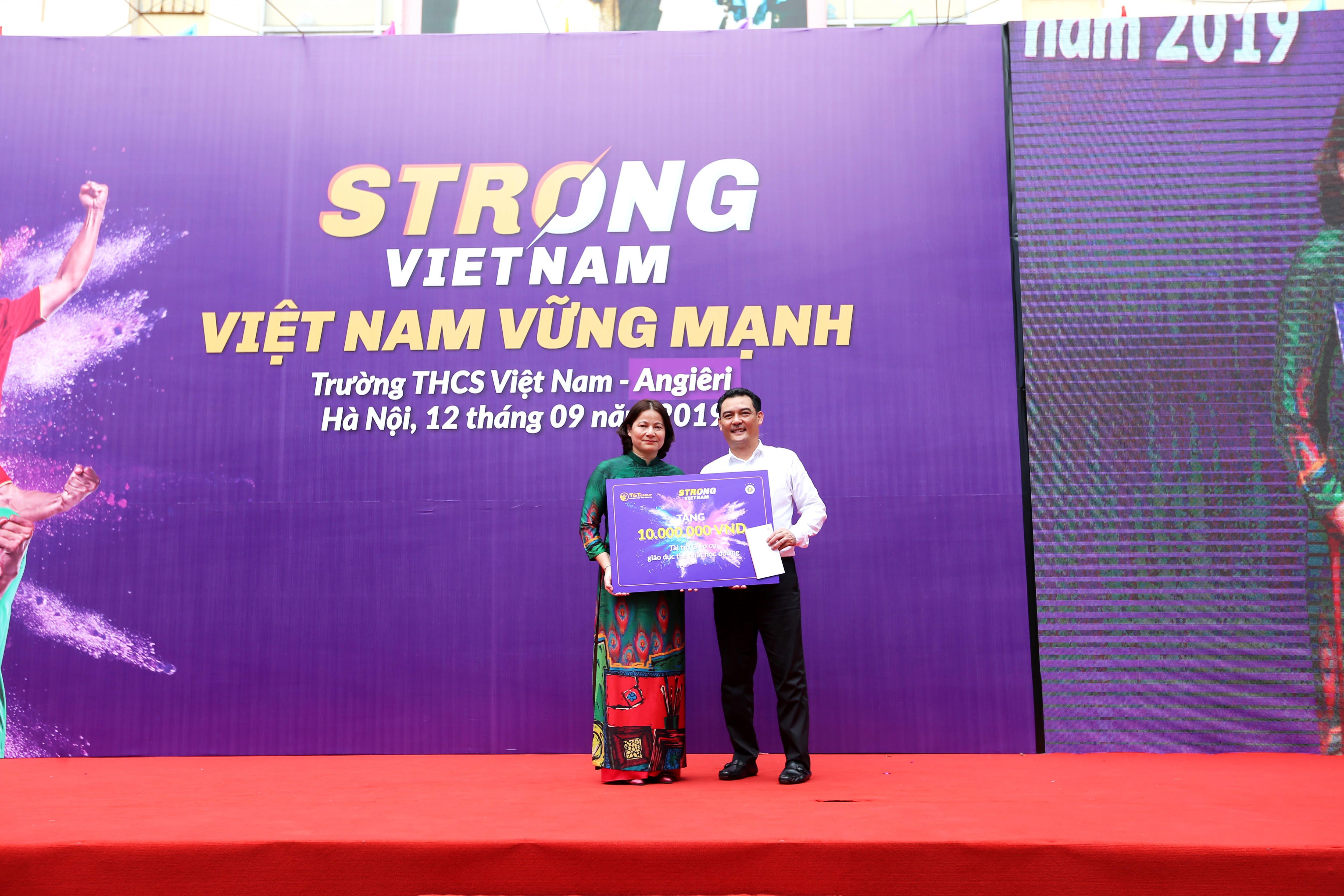 Đại diện Tập đo&agrave;n T&amp;T Group trao qu&agrave; lưu niệm cho Hiệu trưởng nh&agrave; trường