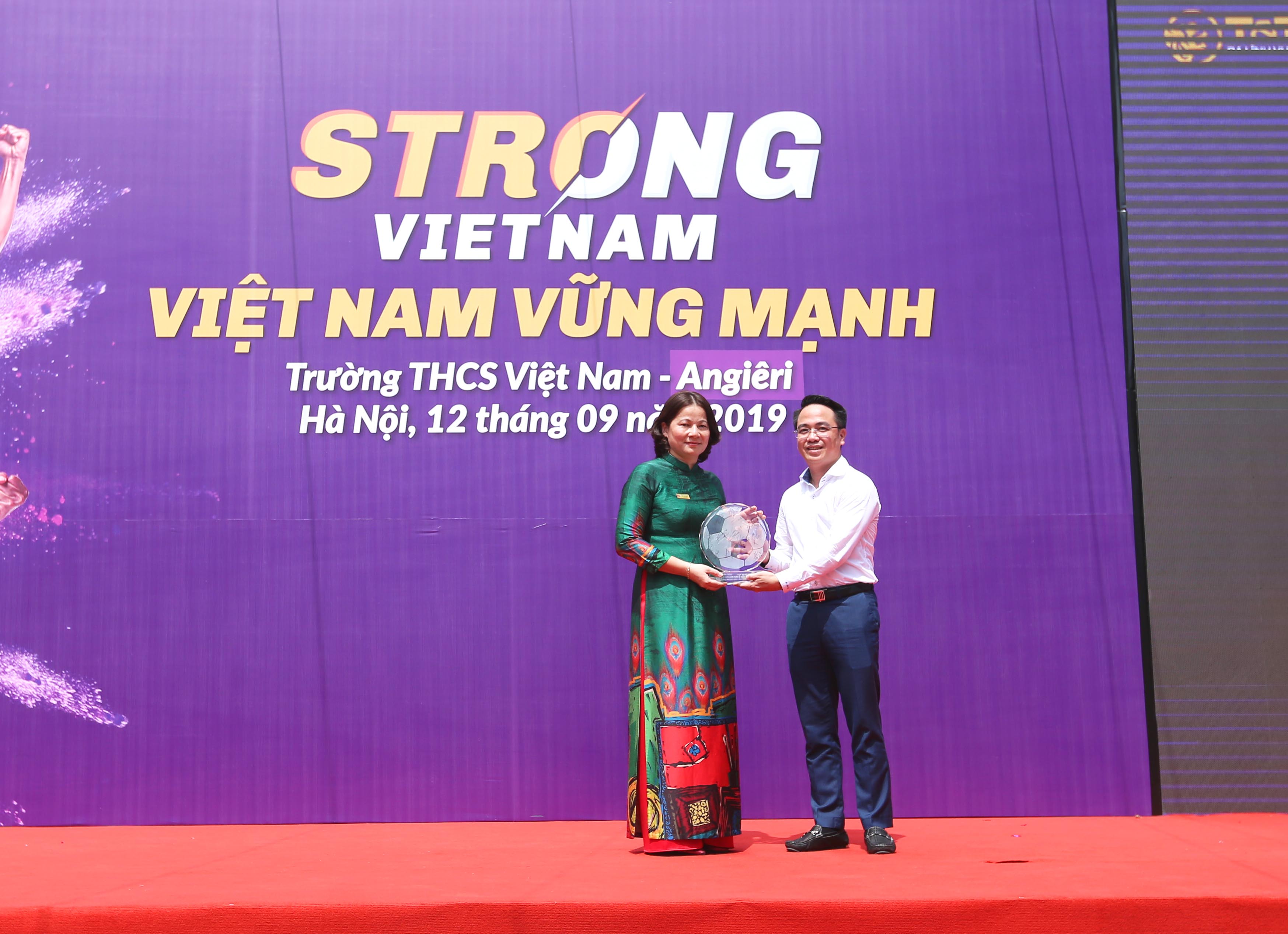 Đại diện Tập đo&agrave;n T&amp;T Group trao qu&agrave; lưu niệm cho Hiệu trưởng nh&agrave; trường