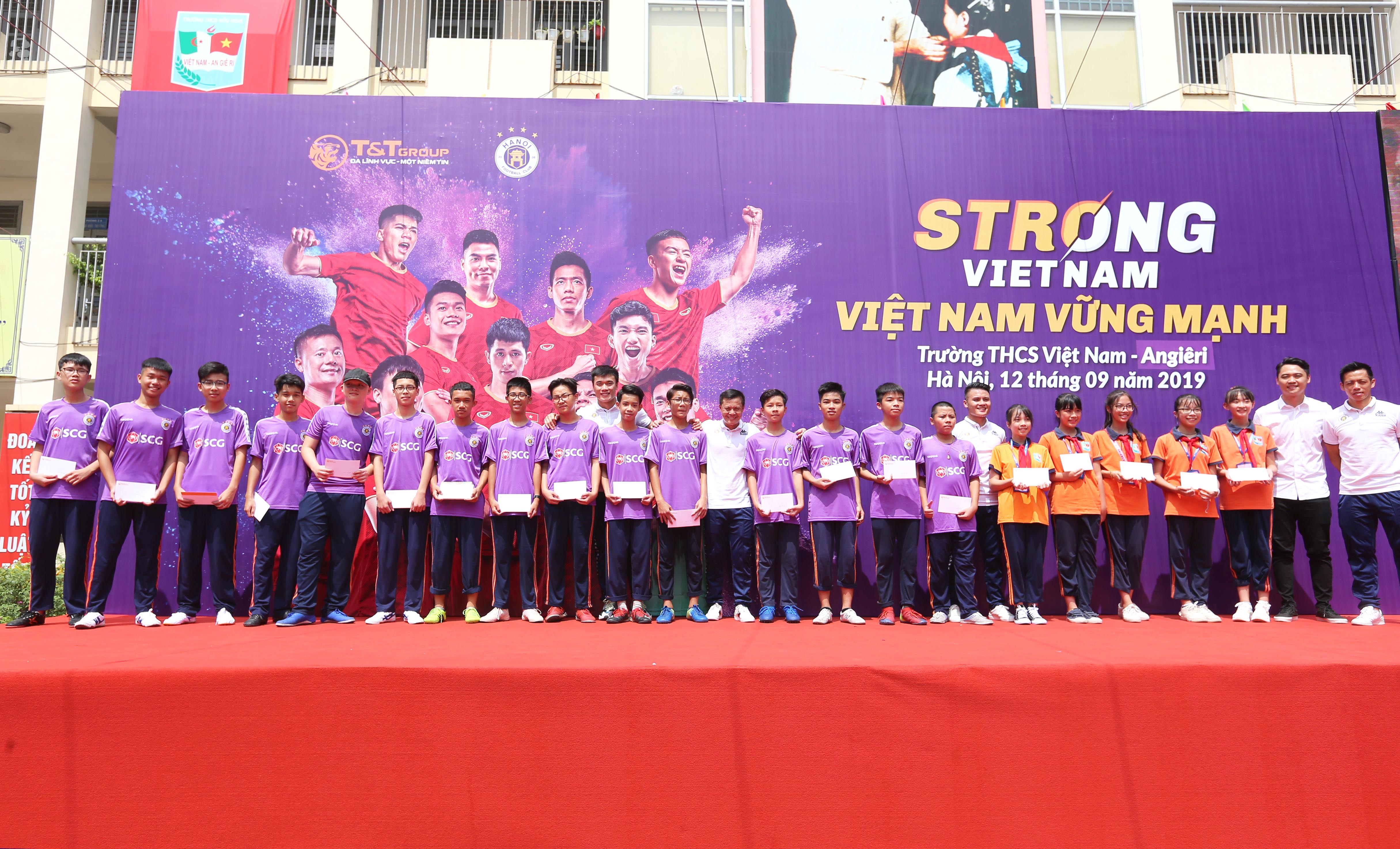 Những phần học bổng được ch&iacute;nh những thần tượng của m&igrave;nh trao tặng - chắc chắn sẽ l&agrave; m&oacute;n qu&agrave; kh&iacute;ch lệ kh&ocirc;ng nhỏ đối với c&aacute;c bạn học sinh