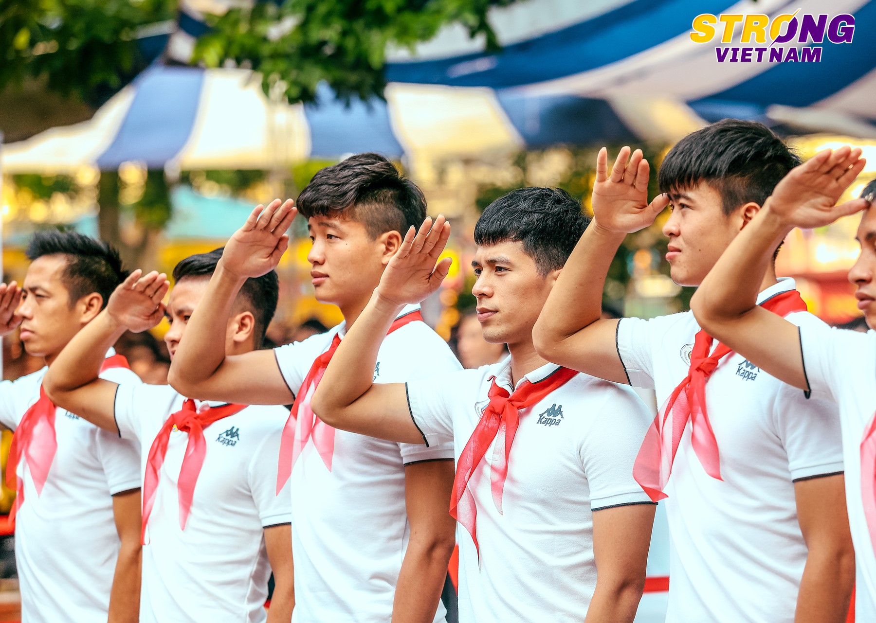 C&aacute;c cầu thủ CLB b&oacute;ng đ&aacute; H&agrave; Nội ch&agrave;o cờ đầu tuần c&ugrave;ng c&aacute;c em học sinh trường THCS Nguyễn Trường Tộ (NTTo)