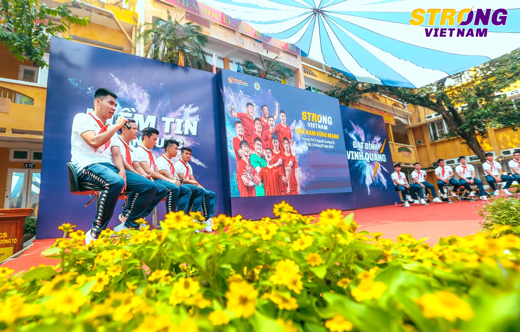 Thủ môn Bùi Tiến Dũng đốn tim các em học sinh bằng câu trả lời không thể tinh tế hơn