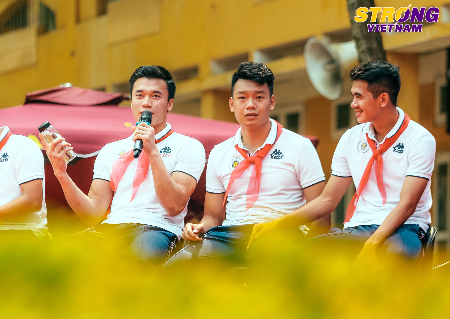 Thủ m&ocirc;n quốc d&acirc;n B&ugrave;i Tiến Dũng khiến nhiều em học sinh phấn kh&iacute;ch với phần trả lời của m&igrave;nh
