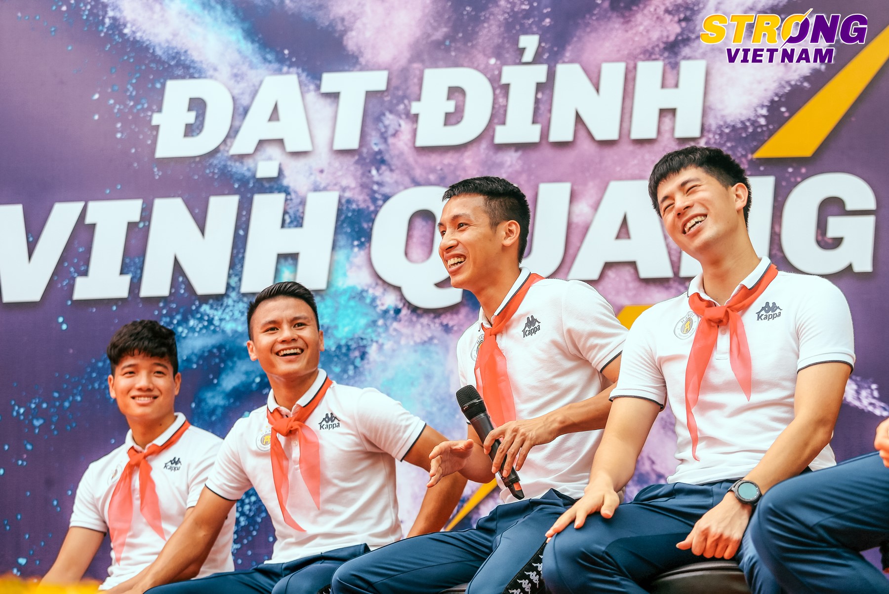 Buổi giao lưu diễn ra trong kh&ocirc;ng kh&iacute; vui tươi, tr&agrave;n ngập tiếng cười