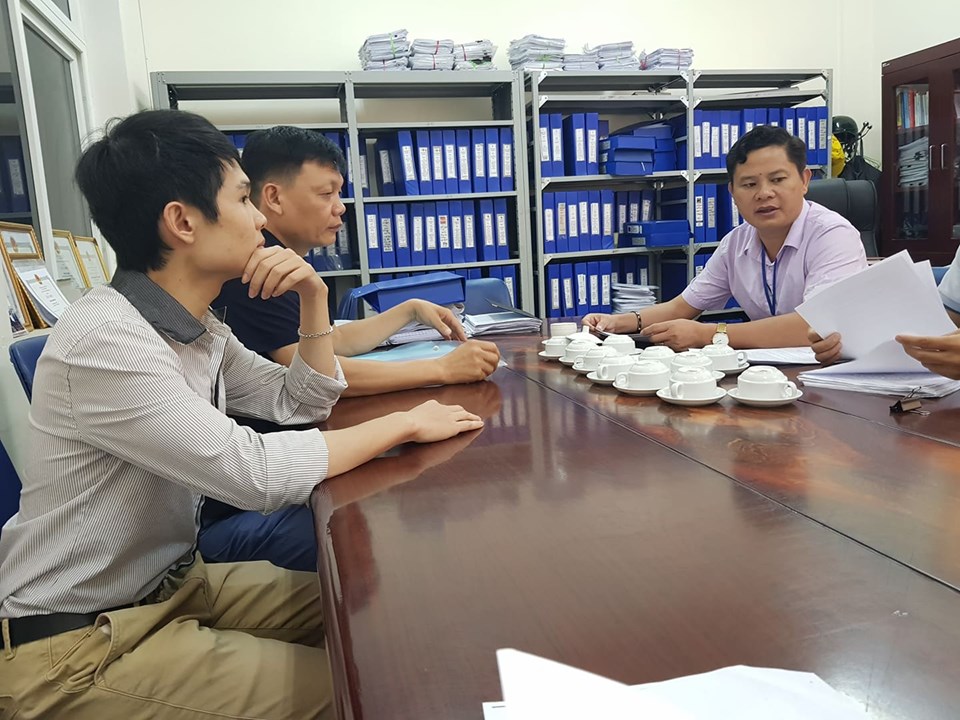 &Ocirc;ng Nguyễn Xu&acirc;n Dũng (&aacute;o đen) Ph&oacute; gi&aacute;m đốc Trung t&acirc;m Ph&aacute;t triển quỹ đất quận Hải An v&agrave; c&aacute;c ban ng&agrave;nh quận Hải An l&agrave;m việc với ph&oacute;ng vi&ecirc;n