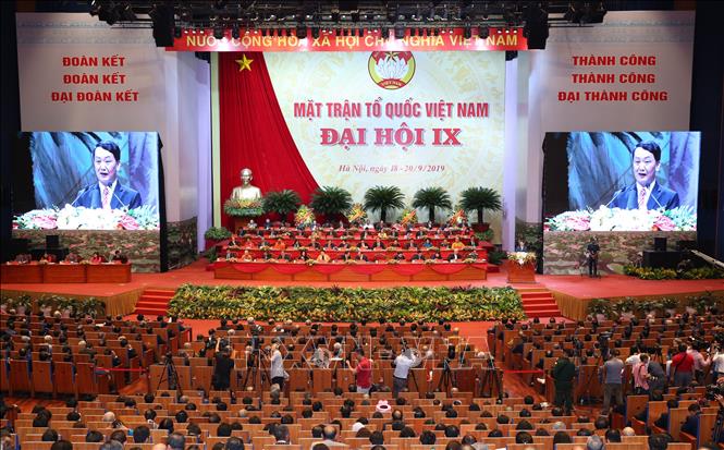 Ph&oacute; Chủ tịch, Tổng Thư k&yacute; Ủy ban Trung ương Mặt trận Tổ quốc Việt Nam Hầu A Lềnh tr&igrave;nh b&agrave;y B&aacute;o c&aacute;o của Uỷ ban Trung ương Mặt trận Tổ quốc Việt Nam kho&aacute; VIII tr&igrave;nh Đại hội. Ảnh: TTXVN