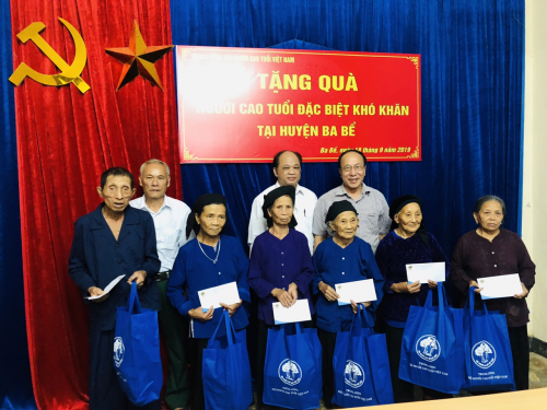 Phó Chủ tịch Nguyễn Hòa Bình: Thăm, tặng quà NCT có hoàn cảnh khó khăn 2 tỉnh Bắc Kạn và Thái Nguyên