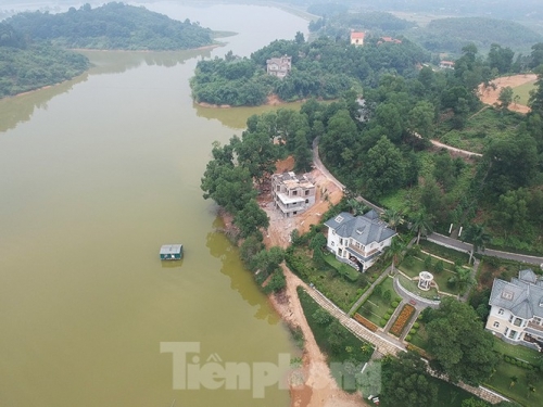Dự án 'xẻ thịt' hồ Đồng Mô vẫn đổ đất thi công trong quá trình thanh tra