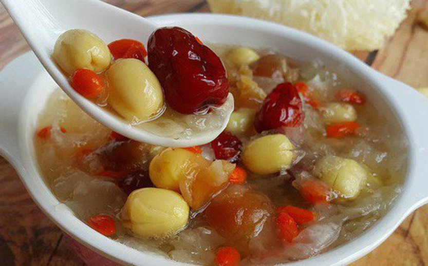 Ch&aacute;o b&aacute;ch hợp hạt sen, ch&aacute;o hồng t&aacute;o - gạo nếp l&agrave; m&oacute;n ăn bổ dưỡng v&agrave;o m&ugrave;a thu rất c&oacute; &iacute;ch cho sức khỏe.