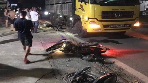 Tông vào xe tải đang dừng bên đường, 2 chú cháu tử vong