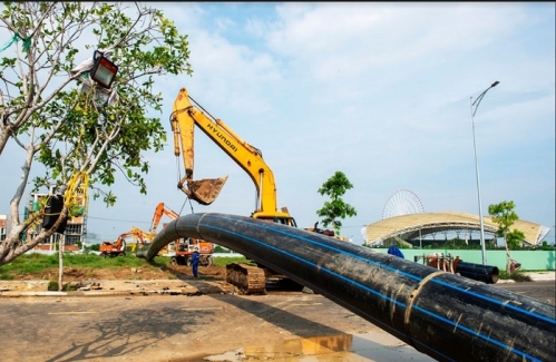 Đà Nẵng: Kéo thành công đường ống nước D900 qua sông Hàn