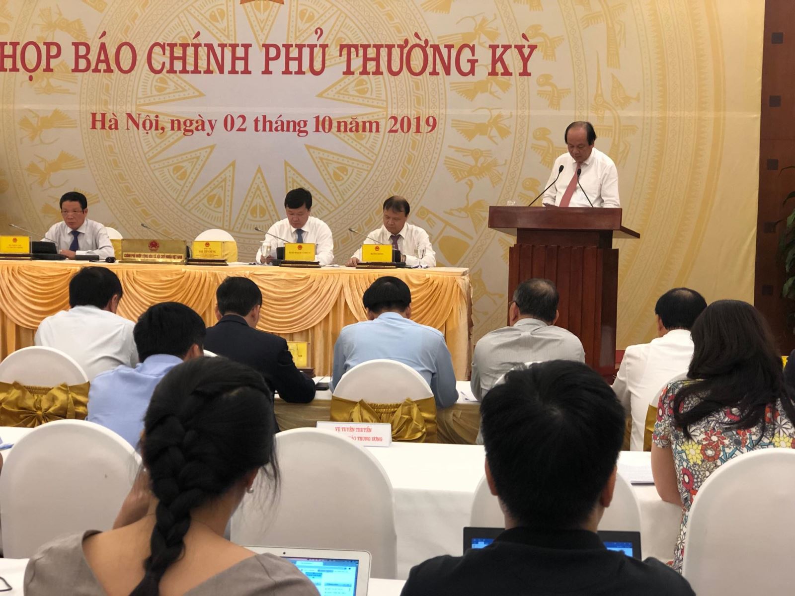 Bộ trưởng, Chủ nhiệm Văn ph&ograve;ng Ch&iacute;nh phủ Mai Tiến Dũng trả lời c&acirc;u hỏi của b&aacute;o ch&iacute;. Ảnh: viết T&ocirc;n