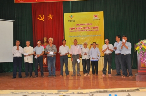 Phổ biến kiến thức chăm sóc sức khỏe cho NCT phường Phú Lương