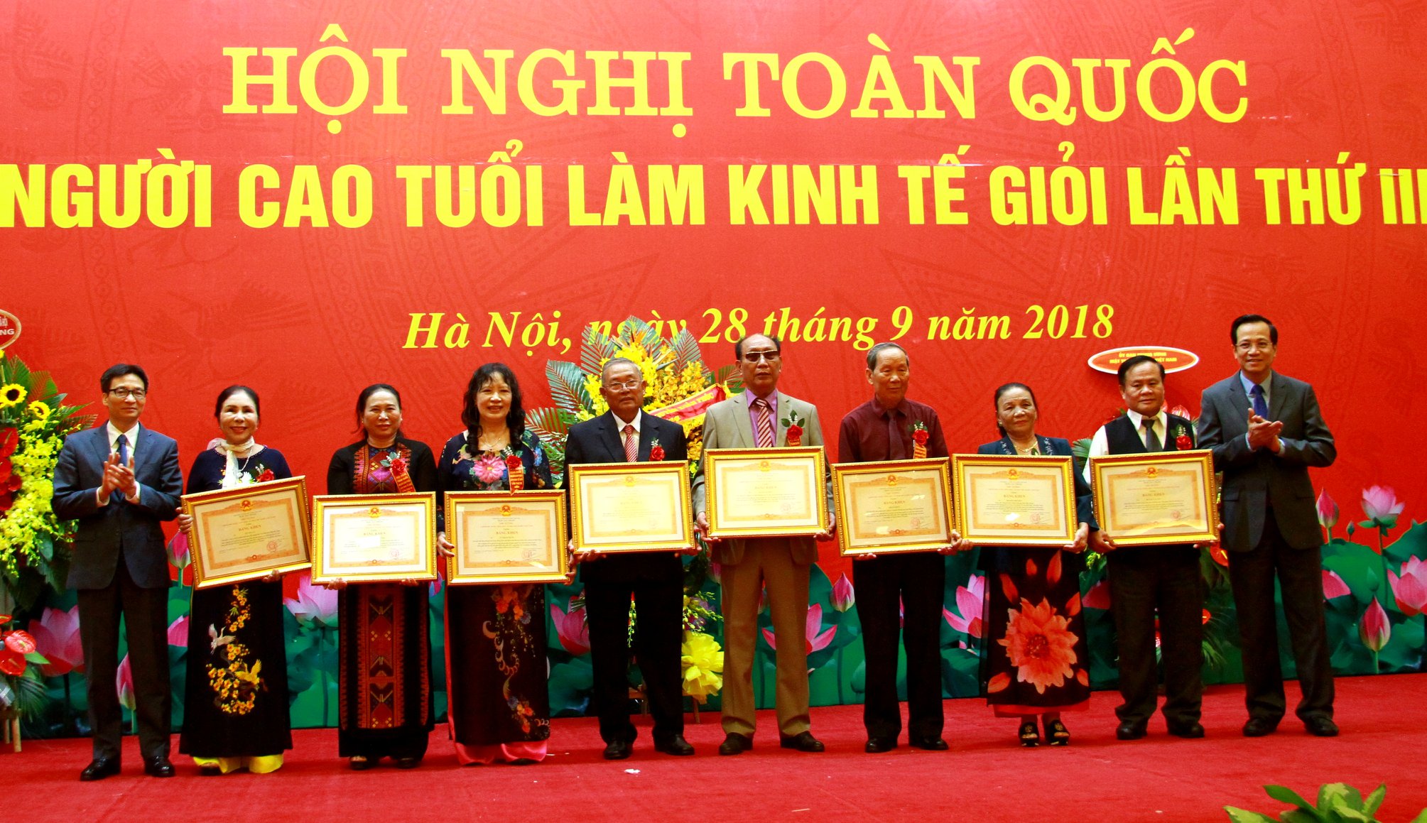Ph&oacute; Thủ tướng Vũ Đức Đam trao Bằng khen Ch&iacute;nh phủ cho c&aacute;c c&aacute; nh&acirc;n xuất sắc