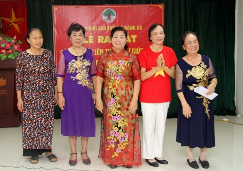 Ấm tình CLB Liên thế hệ tự giúp nhau Đặng Xá