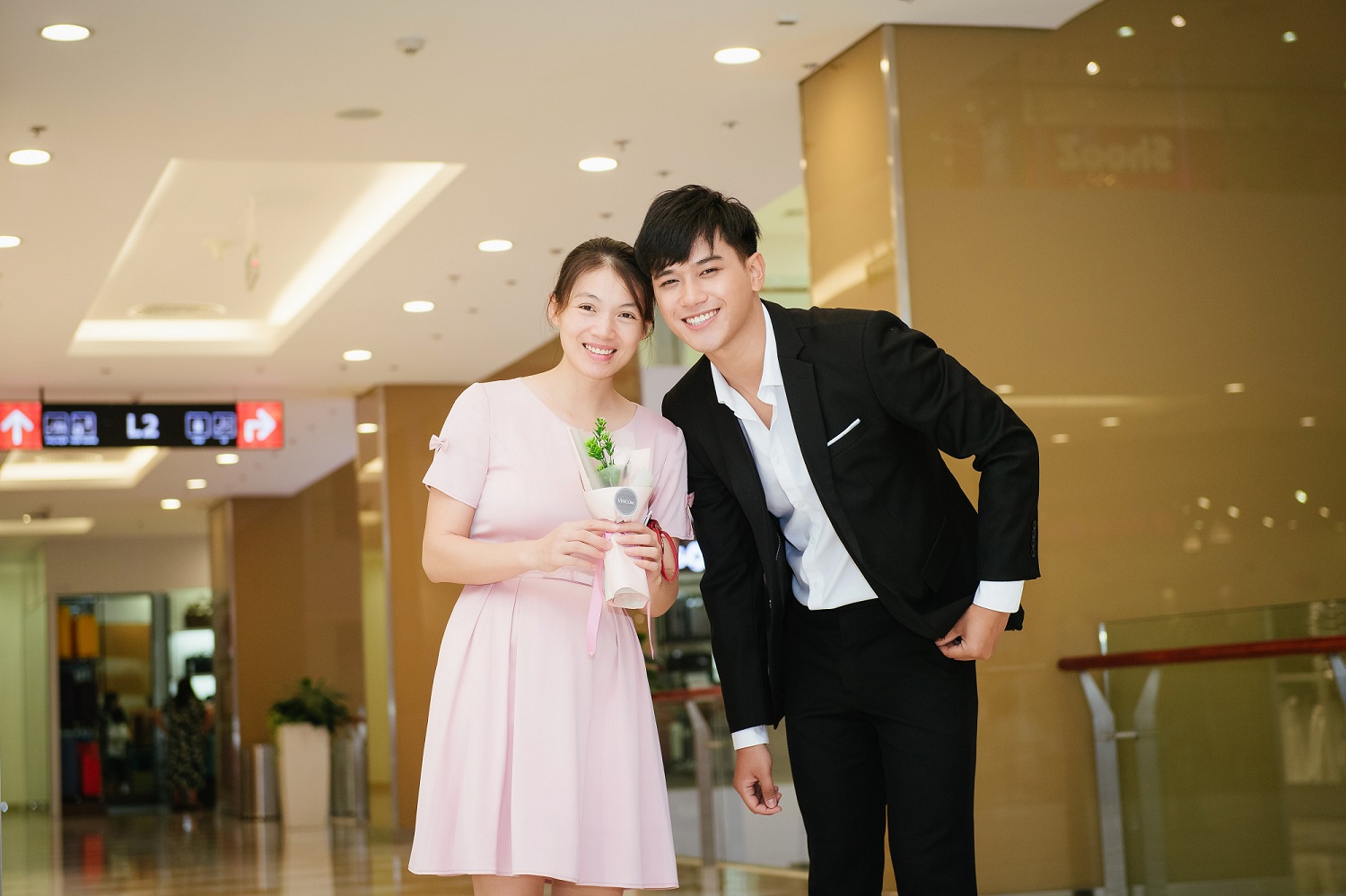 C&aacute;c &ldquo;mỹ nam&rdquo; sẽ xuất hiện bất ngờ, mang đến những m&oacute;n qu&agrave; xinh xắn d&agrave;nh cho kh&aacute;ch h&agrave;ng nữ trong ng&agrave;y 20.10
