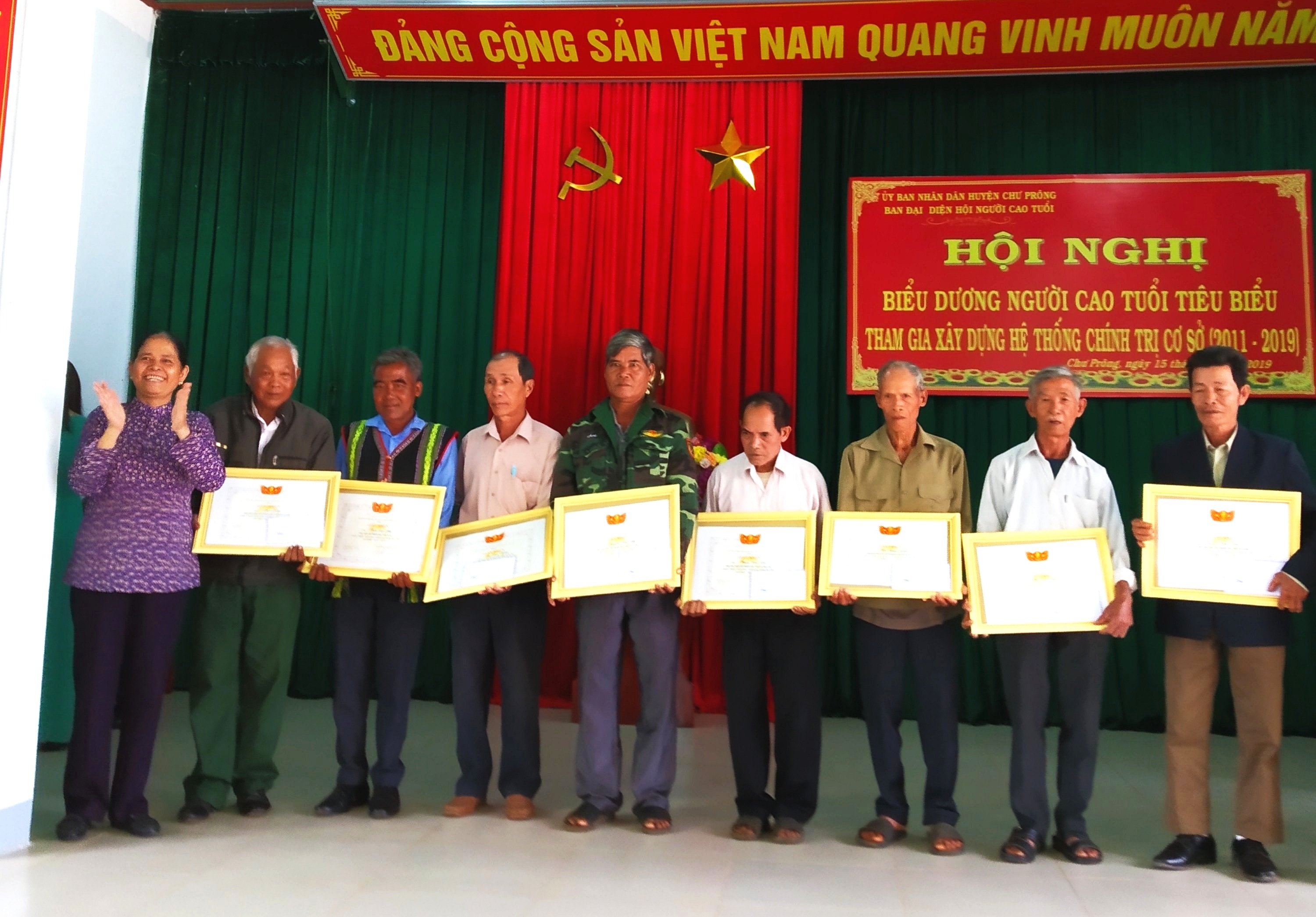 L&atilde;nh đạo Hội NCT tỉnh trao Giấy khen cho 26 c&aacute; nh&acirc;n ho&agrave;n th&agrave;nh xuất sắc c&ocirc;ng t&aacute;c Hội giai đoạn 2010-2019.