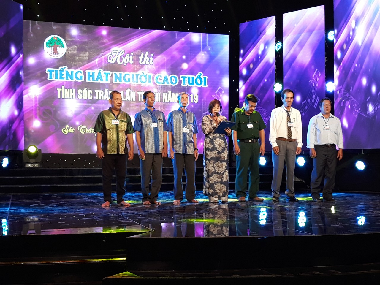 Ban tổ chức trao giải cho c&aacute;c tập thể v&agrave; c&aacute; nh&acirc;n c&oacute; những tiết mục xuất sắc tại hội thi.