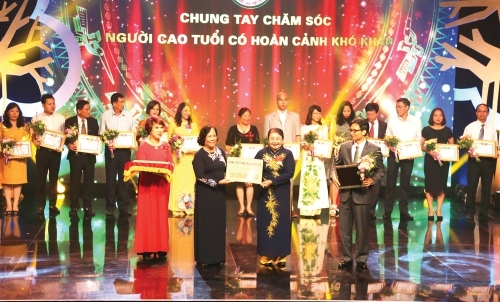 Gần 9.600 tỉ đồng cho người nghèo