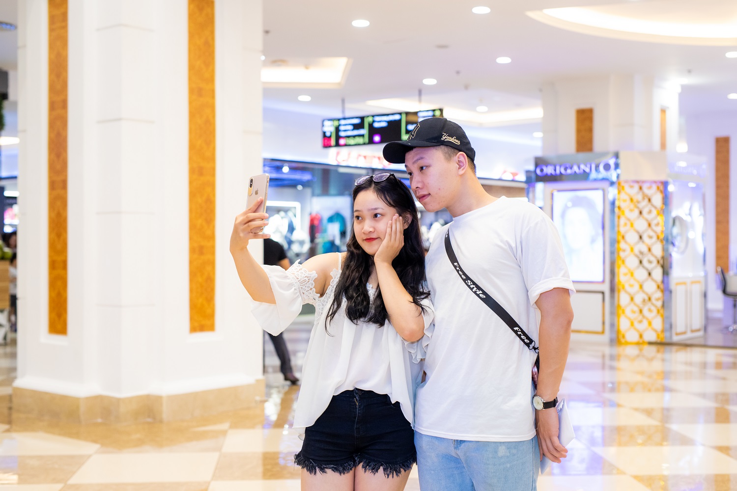 Một tấm &ldquo;selfie&rdquo; lưu giữ lại khoảnh khắc b&ecirc;n nhau v&agrave;o những ng&agrave;y đặc biệt l&agrave; kh&ocirc;ng thể thiếu