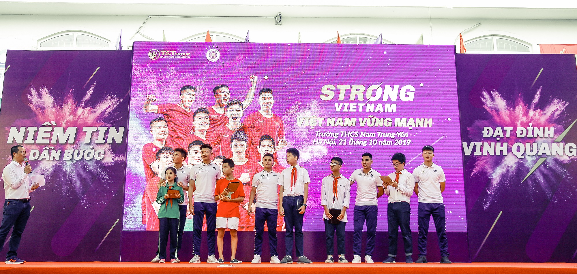 C&aacute;c em học sinh trường THCS Nam Trung Y&ecirc;n đ&atilde; c&oacute; buổi giao lưu nhiều cảm x&uacute;c với c&aacute;c cầu thủ CLB b&oacute;ng đ&aacute; H&agrave; Nội