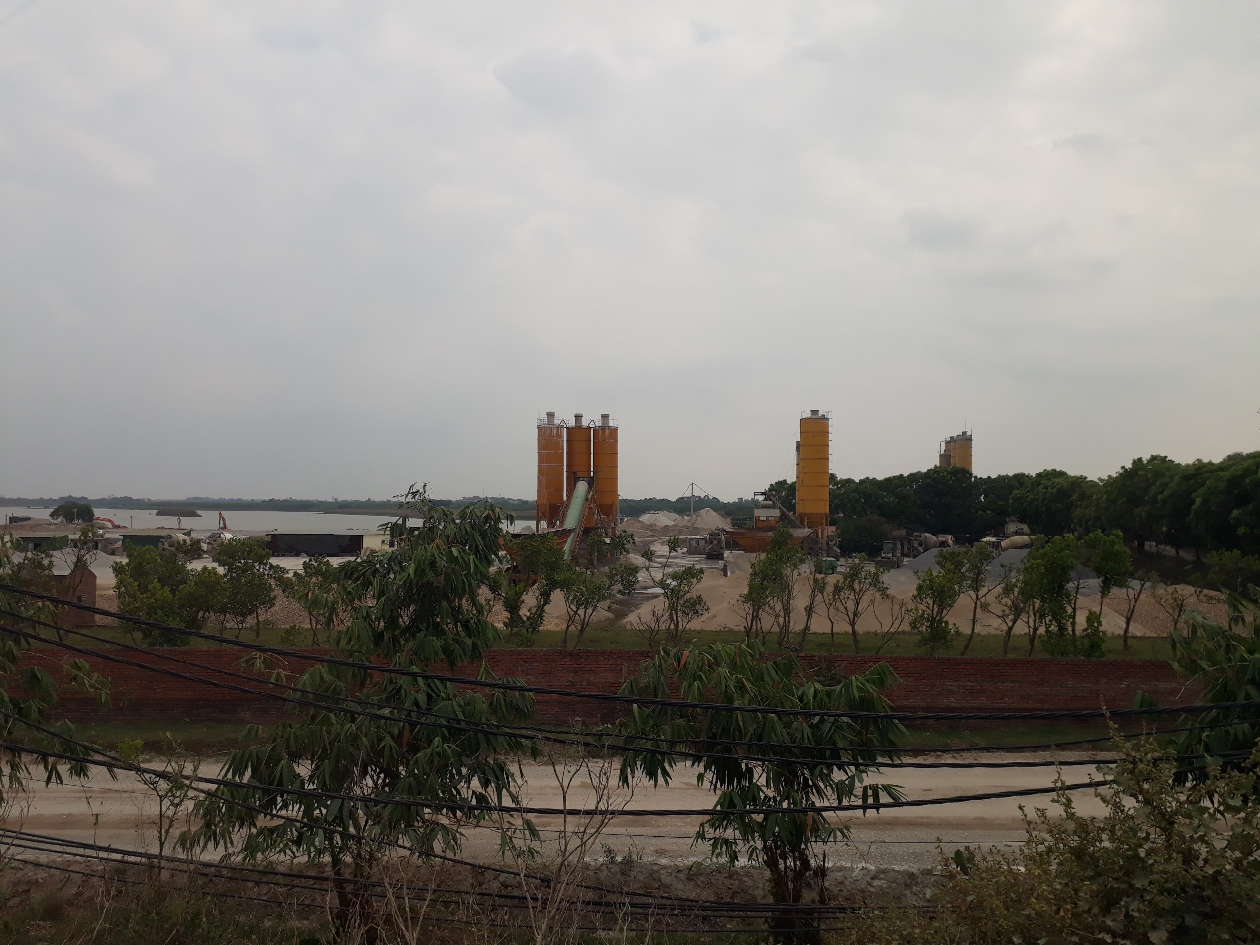 Trạm tr&ocirc;̣n hoạt đ&ocirc;̣ng trái phép tại xã Minh Đạo, huy&ecirc;̣n Ti&ecirc;n Du. (Ảnh: Q.Hùng)
