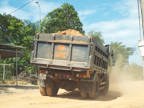 Phương tiện vận chuyển đất tr&aacute;i ph&eacute;p đến phục vụ c&ocirc;ng tr&igrave;nh đường giao th&ocirc;ng ở x&atilde; Sơn Lĩnh, huyện Hương Sơn. Ảnh TN&amp;MT