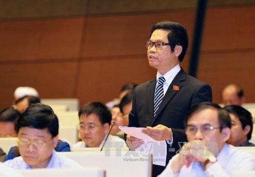 Nghị trường 'nóng' vấn đề thời gian làm việc bình thường