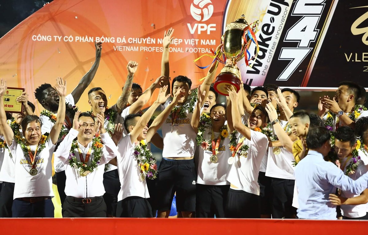 CLB b&oacute;ng đ&aacute; H&agrave; Nội n&acirc;ng Cup v&ocirc; địch m&ugrave;a giải V-League 2019