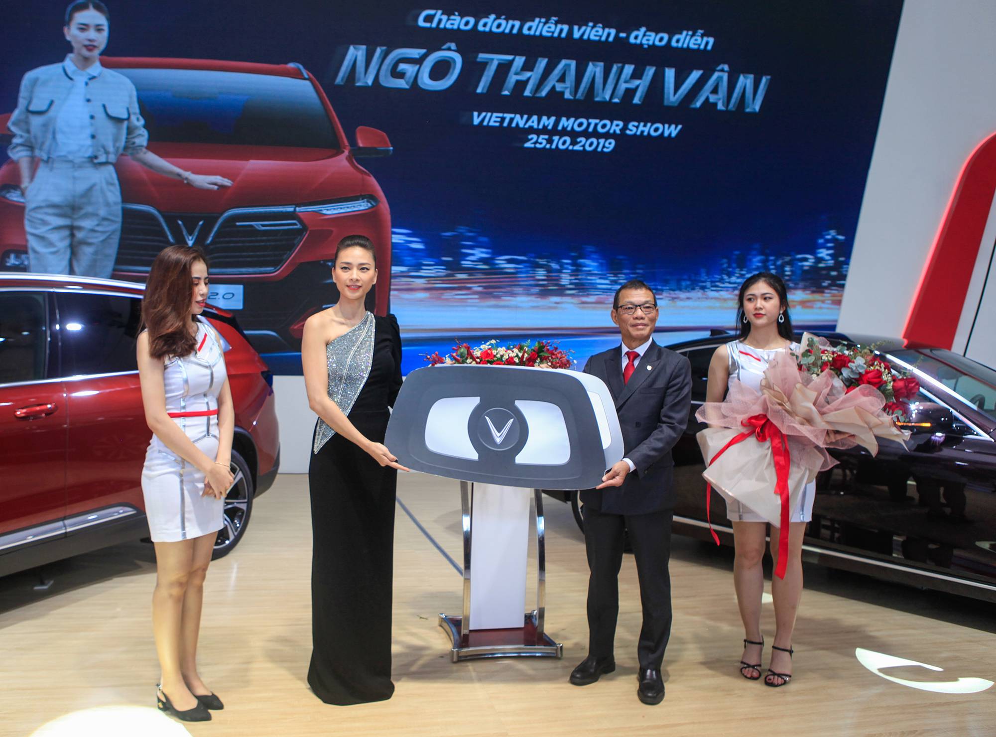 S&aacute;ng 25/10/2019, trong khu&ocirc;n khổ triển l&atilde;m Vietnam Motor Show 2019 đang diễn ra tại TP.HCM, Ph&oacute; Tổng gi&aacute;m đốc Tập đo&agrave;n Vingroup V&otilde; Quang Huệ đ&atilde; b&agrave;n giao ch&igrave;a kh&oacute;a của chiếc Lux SA2.0 cho đại sứ thương hiệu Ng&ocirc; Thanh V&acirc;n.
