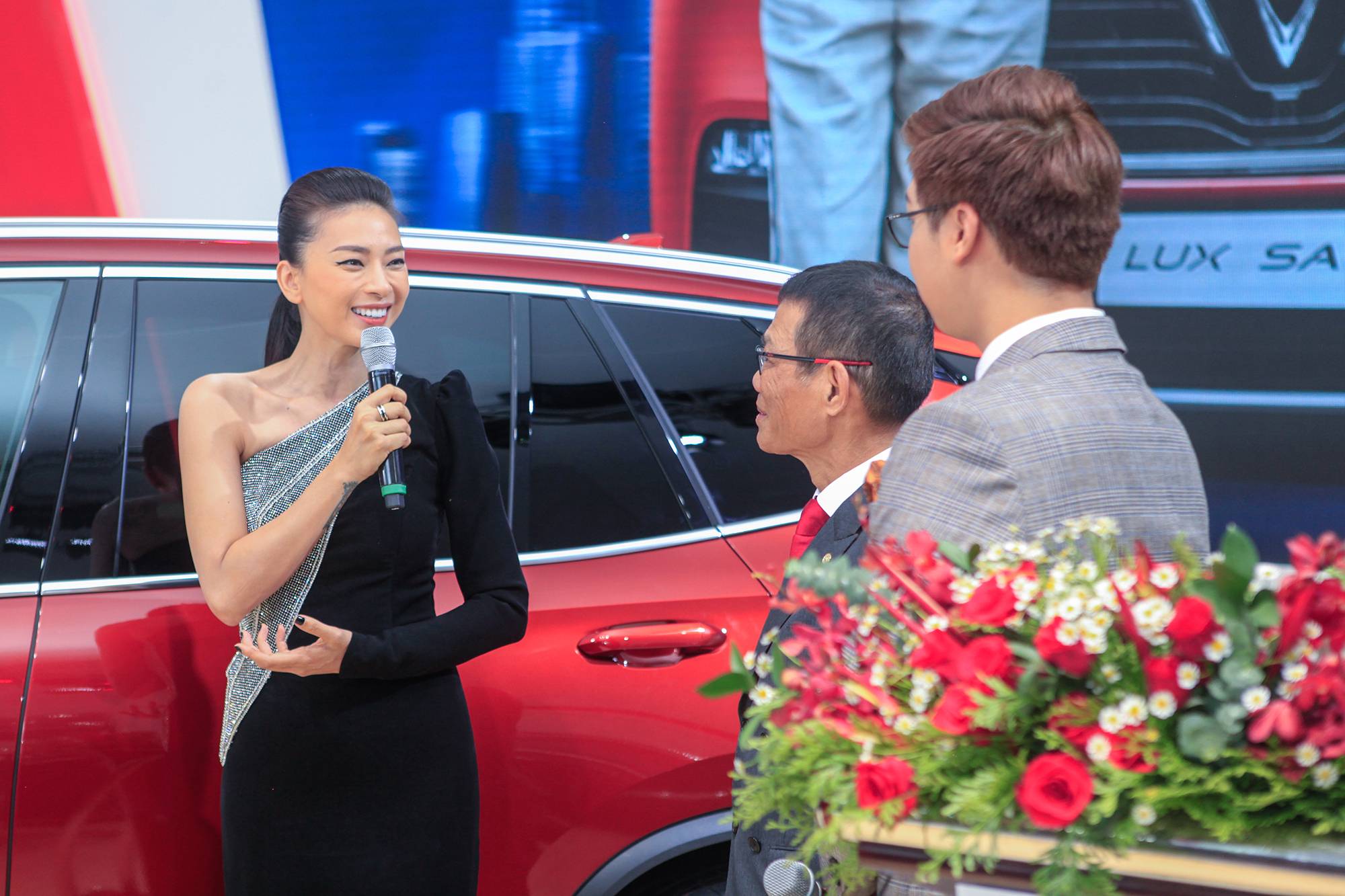 Về phần m&igrave;nh, Ng&ocirc; Thanh V&acirc;n cho biết: &ldquo;T&ocirc;i rất vinh dự khi trở th&agrave;nh đại sứ thương hiệu của VinFast. C&aacute;ch đ&acirc;y khoảng 2 tuần, t&ocirc;i đ&atilde; được trực tiếp trải nghiệm, cảm nhận khả năng vận h&agrave;nh vượt trội, chất lượng ho&agrave;n thiện tốt của xe v&agrave; cảm thấy rất tự h&agrave;o với một sản phẩm do người Việt l&agrave;m ra, mang chất lượng v&agrave; đẳng cấp cao. T&ocirc;i sẽ mang sứ mệnh lan toả tinh thần Việt Nam m&atilde;nh liệt, như c&aacute;c mẫu xe VinFast, đến đ&ocirc;ng đảo người d&ugrave;ng trong thời gian tới. Ch&uacute;ng t&ocirc;i c&ugrave;ng nhau hướng đến mục ti&ecirc;u l&agrave;m cho thế giới biết đến một Việt Nam tr&iacute; tuệ, đẳng cấp&rdquo;.
