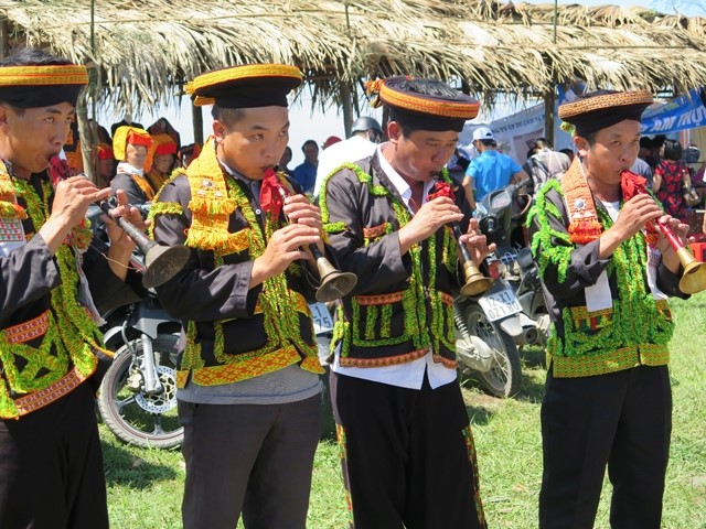 Kh&ocirc;ng chỉ sở hữu điều kiện kh&iacute; hậu, cảnh quan thi&ecirc;n nhi&ecirc;n tuyệt đẹp, Mẫu Sơn c&ograve;n l&agrave; nơi c&oacute; nhiều d&acirc;n tộc thiếu số sinh sống với bản sắc văn h&oacute;a phong ph&uacute; như Lảy cỏ, H&aacute;t sli, thổi k&egrave;n P&iacute; L&egrave;&hellip;v&agrave; ẩm thực độc đ&aacute;o như g&agrave; n&uacute;i ngon nhất ph&iacute;a Bắc, Ếch tiến vua b&eacute;o ngậy, Kh&acirc;u Nhục, X&ocirc;i Ngũ sắc, b&aacute;nh Ngải hay lợn sữa quay, ch&egrave; Tuyết San rồi rượu Mẫu Sơn,,&hellip;