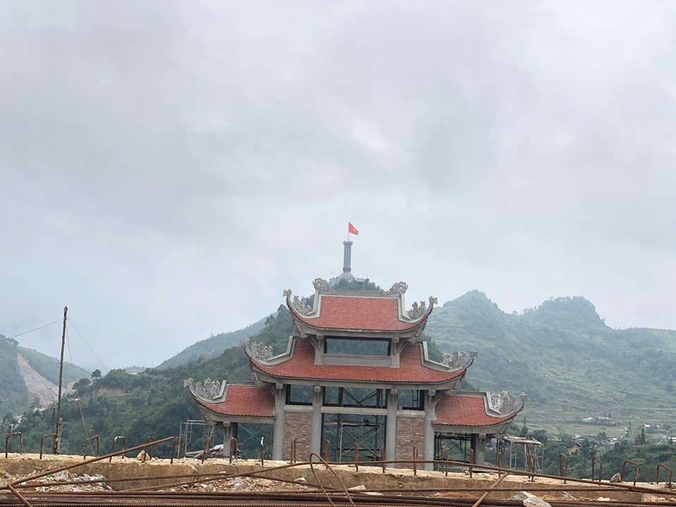 Cổng ch&agrave;o nh&igrave;n l&ecirc;n Cột Cờ Lũng C&uacute;.