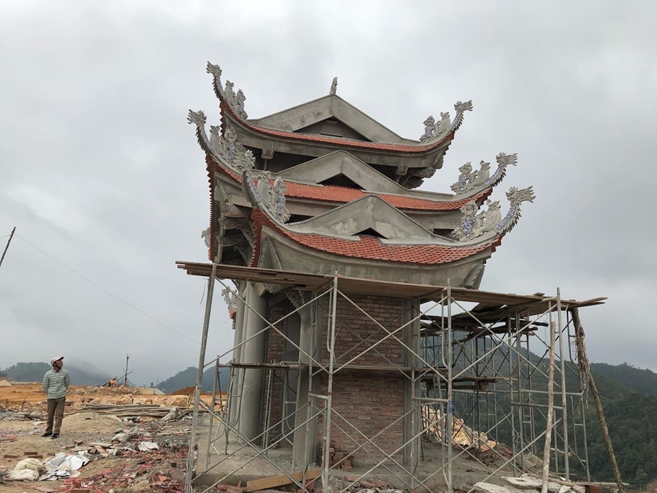 Cổng ch&agrave;o trước ch&iacute;nh điện.