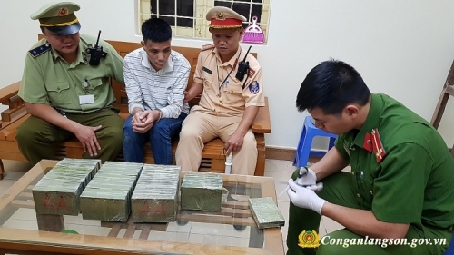 Lạng Sơn: Bắt nhóm đối tượng mua bán hàng chục bánh heroin