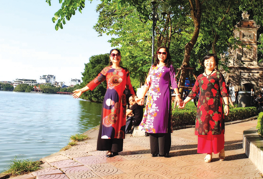 Áo dài bay trong gió...
