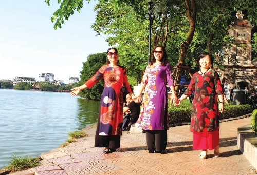 Áo dài bay trong gió...