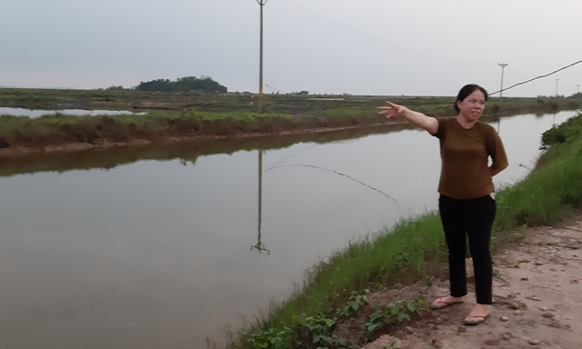 B&agrave; Vi Thị B&eacute;, Gi&aacute;m đốc C&ocirc;ng ty Hương Thu đang cho biết, khối lượng đ&agrave;o đắp k&ecirc;nh mương kh&ocirc;ng được t&iacute;nh