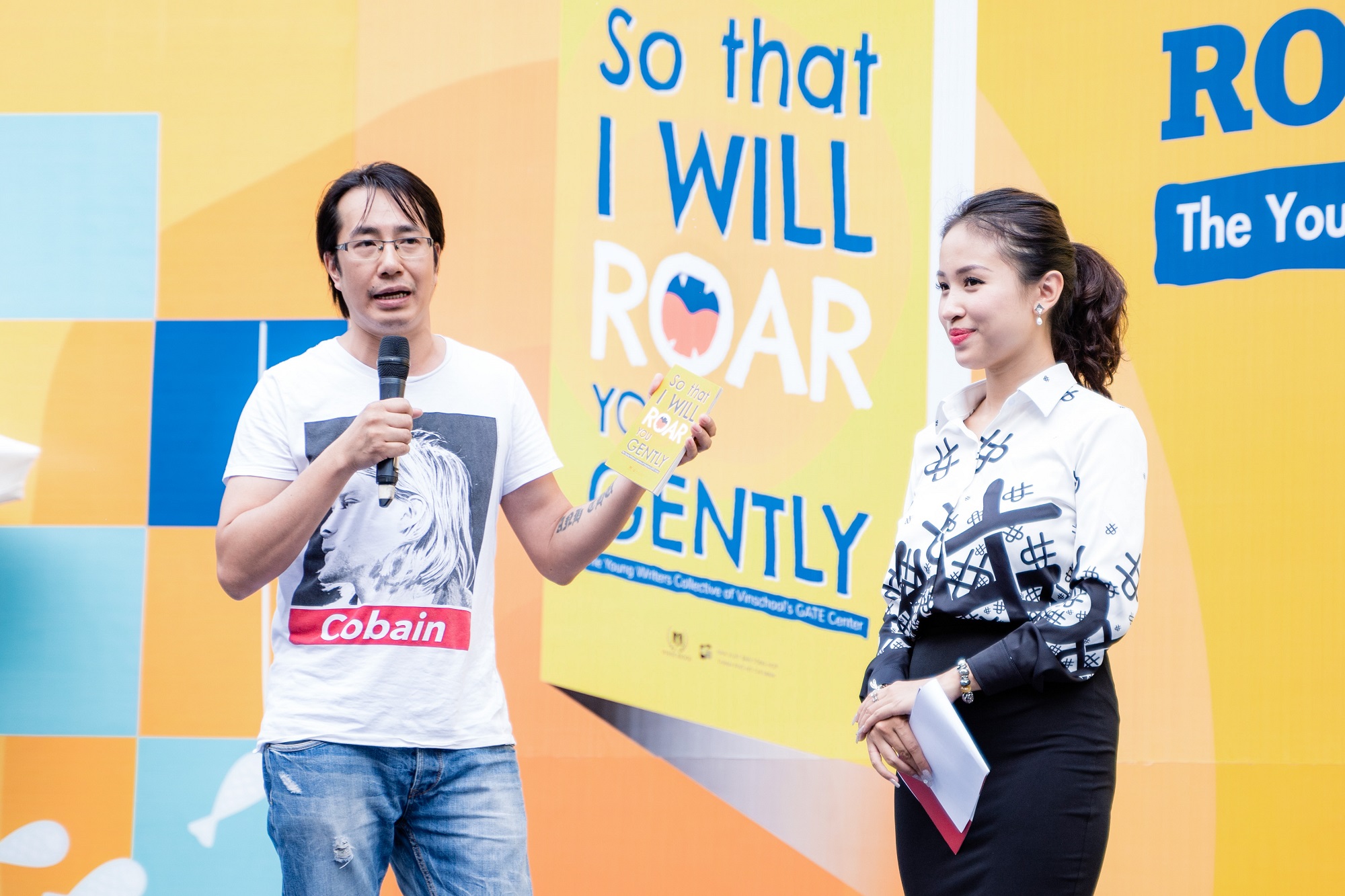 C&oacute; mặt tại buổi lễ Ra mắt cuốn s&aacute;ch &ldquo;So That I Will Roar You Gently&rdquo;, Nh&agrave; b&aacute;o Trương Anh Ngọc đ&atilde; b&agrave;y tỏ sự th&aacute;n phục của m&igrave;nh khi được đọc những c&acirc;u chuyện của c&aacute;c bạn học sinh trẻ tuổi.