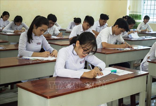 C&aacute;c th&iacute; sinh tham gia Kỳ thi Trung học phổ th&ocirc;ng Quốc gia năm 2019 tỉnh Ki&ecirc;n Giang tại điểm thi trường THPT Nguyễn H&ugrave;ng Sơn, th&agrave;nh phố Rạch Gi&aacute;. Ảnh: Hồng Đạt/TTXVN